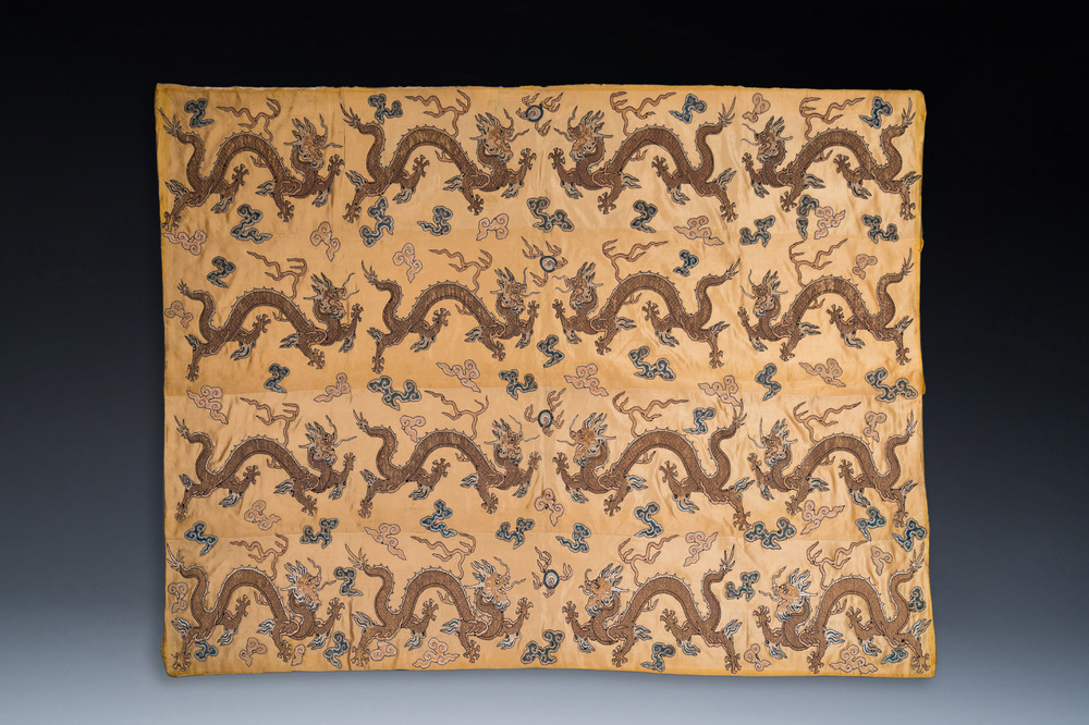 Panneau de forme rectangulaire en soie brod&eacute;e &agrave; d&eacute;cor de seize dragons &agrave; cinq griffes sur fond jaune, marque Da Ming 大明, Chine, 19&egrave;me