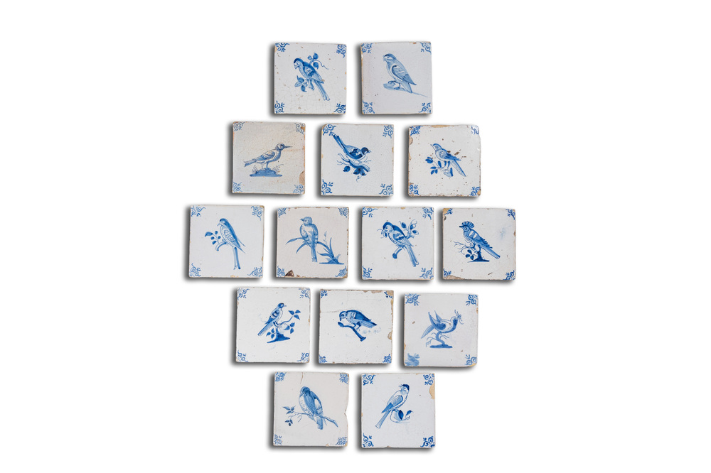 14 carreaux en fa&iuml;ence de Delft en bleu et blanc &agrave; d&eacute;cor d'oiseaux, 17&egrave;me