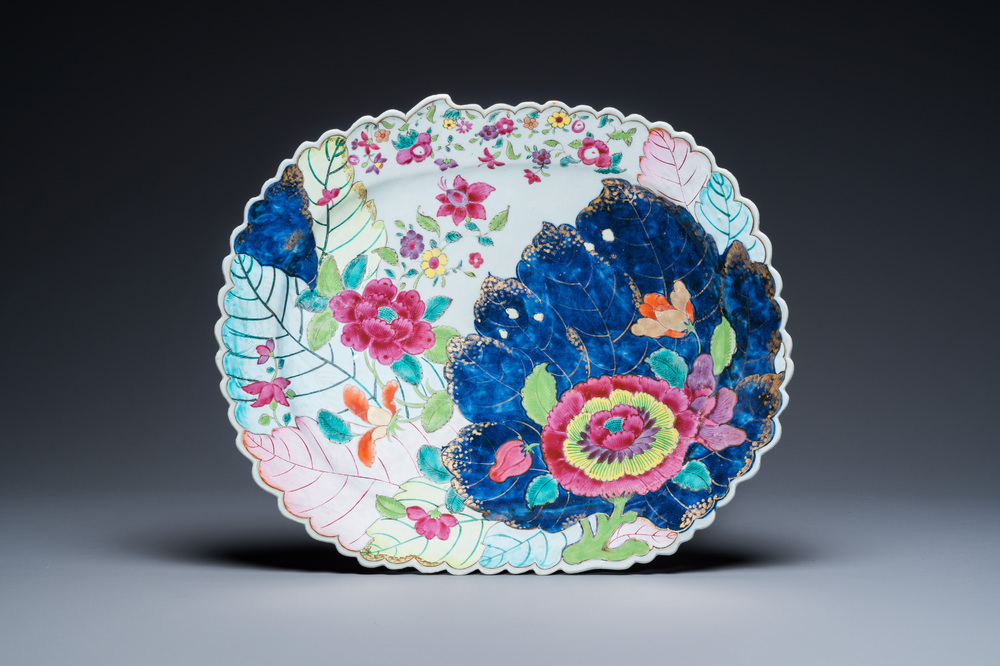 Een grote Chinese famille rose schotel met decor van tabaksbladeren, Qianlong