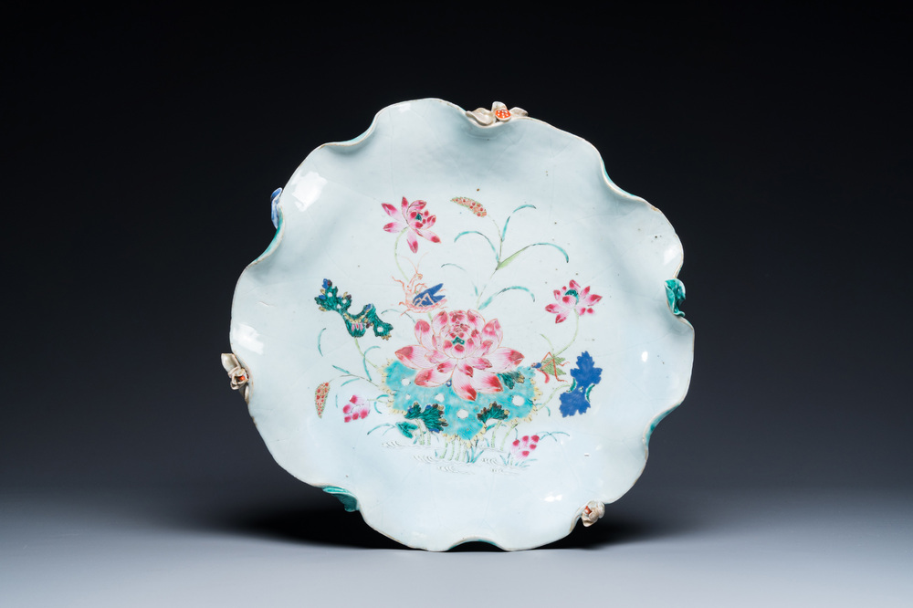 Grand plat en forme de lotus en porcelaine de Chine famille rose &agrave; d&eacute;cor appliqu&eacute;, Yongzheng/Qianlong