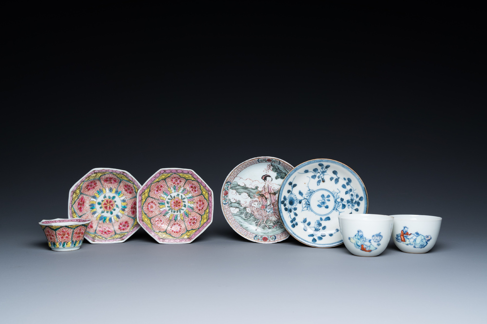 Vier Chinese schotels en drie koppen in blauw-wit, doucai en famille rose porselein, Kangxi en later