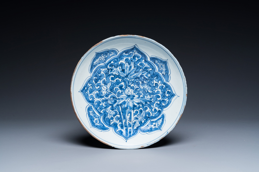 Een Chinees blauw-wit ko-sometsuke bord voor de Japanse markt, Transitie periode