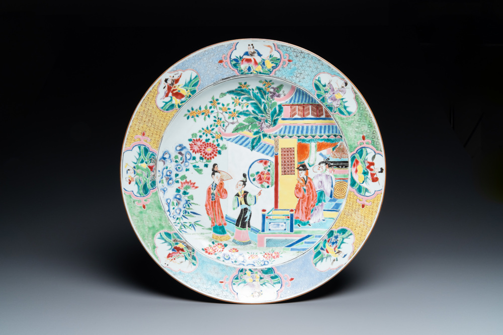 Grand plat en porcelaine de Chine famille rose &agrave; d&eacute;cor d'une sc&egrave;ne de temple et avec huit immortels au contour, Yongzheng