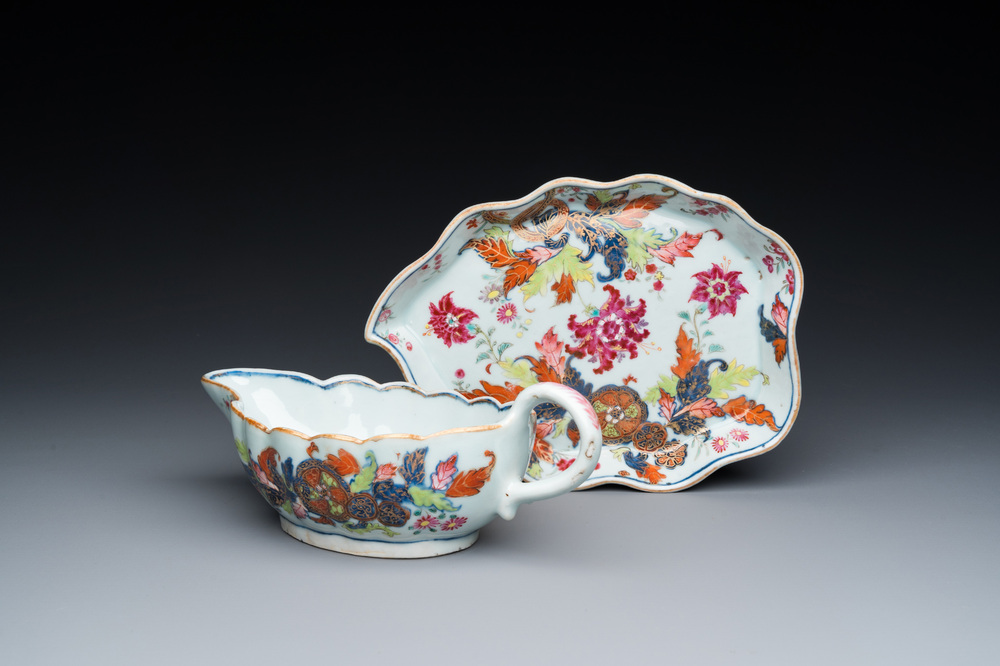 Sauci&egrave;re sur son support en porcelaine de Chine famille rose &agrave; d&eacute;cor dit 'pseudo-feuilles de tabac', Qianlong