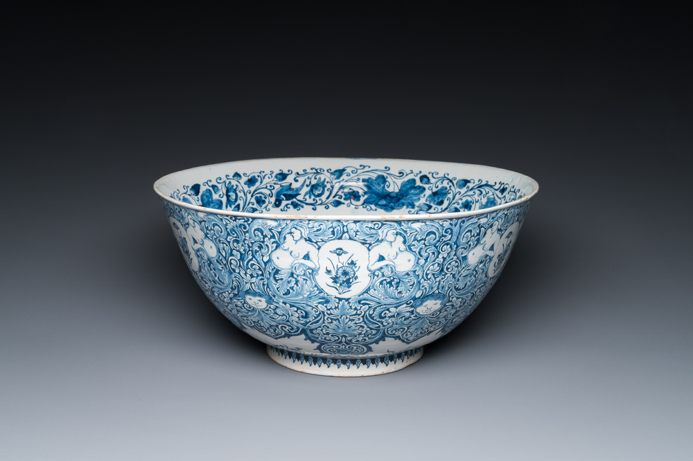 Rare bol en fa&iuml;ence de Delft en bleu et blanc &agrave; d&eacute;cor de grotesques dans le style de Daniel Marot, dat&eacute; 1720