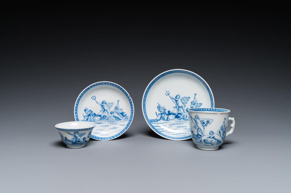 Twee Chinese blauw-witte koppen en schotels met mythologisch decor van Neptunus, Qianlong