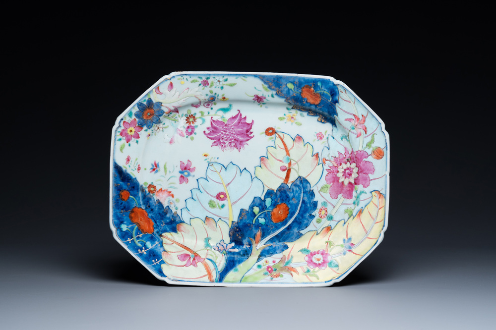 Een Chinese octagonale famille rose schotel met decor van tabaksbladeren, Qianlong