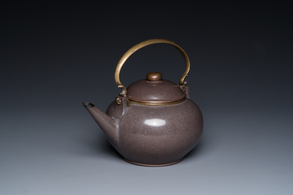 Th&eacute;i&egrave;re couverte en gr&egrave;s de Yixing poli de couleur pourpre pour le march&eacute; thai, Chine, 19&egrave;me