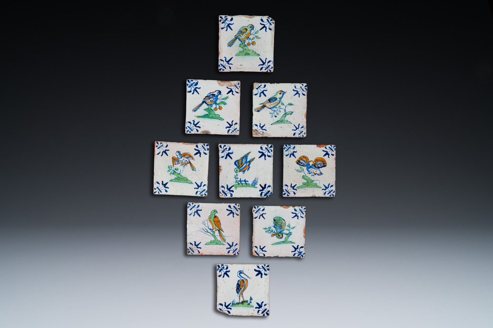 Negen polychrome Delftse tegels met vogels, 17e eeuw