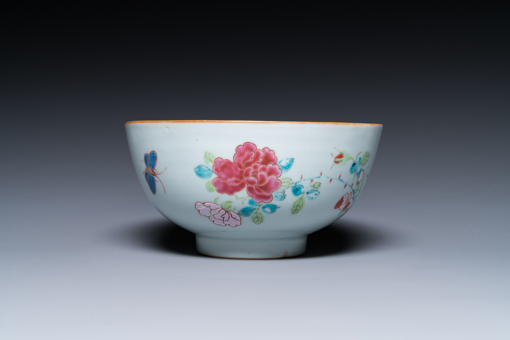 Een Chinese famille rose kom met floraal decor, Yongzheng