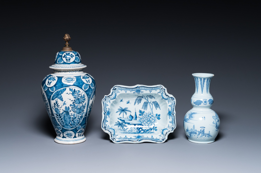 Deux vases et un saladier en fa&iuml;ence de Delft en bleu et blanc &agrave; d&eacute;cor chinois, 17/18&egrave;me