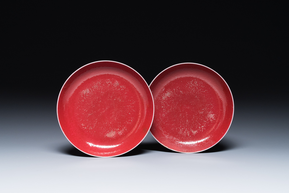 Paire de coupes en porcelaine de Chine en rouge de rubis monochrome, marque et &eacute;poque de Jiaqing