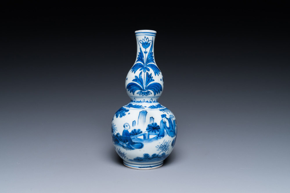 A Chinese blue and white double gourd vase with a scholar and two students, Transitional period