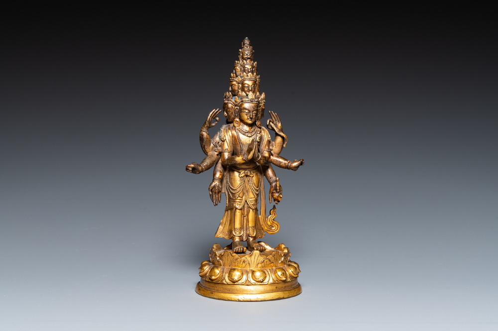 Een Sino-Tibetaanse vergulde bronzen Avalokitesvara met sporen van polychromie, 18/19e eeuw