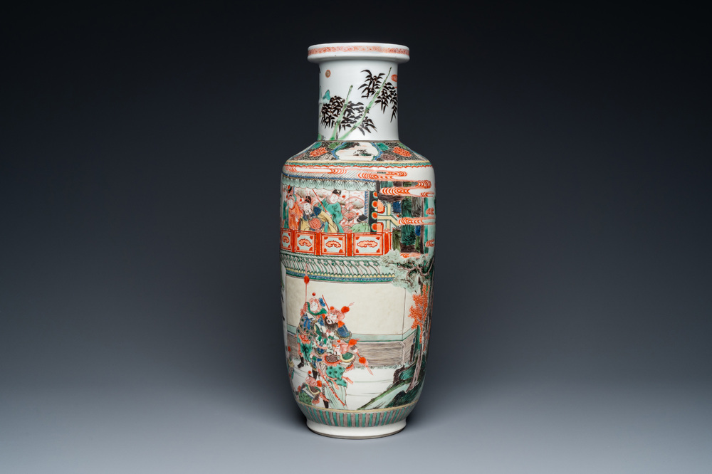 Vase de forme rouleau en porcelaine de Chine famille verte &agrave; d&eacute;cor du roman 'Les Trois Royaumes', Kangxi