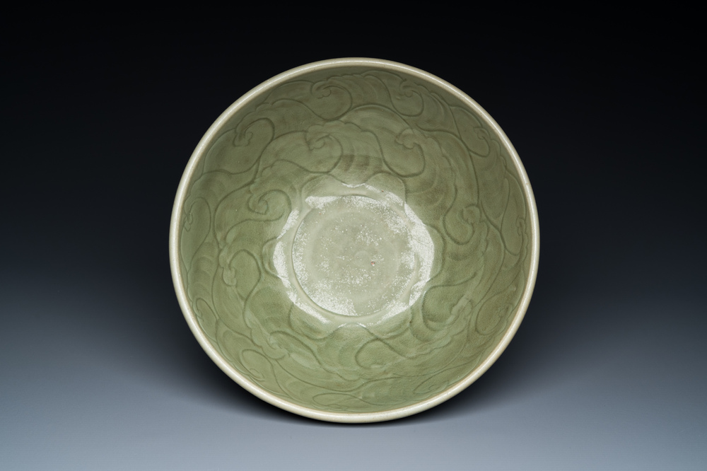 Grand bol en porcelaine de Chine c&eacute;ladon de Longquan &agrave; d&eacute;cor incis&eacute;, Ming
