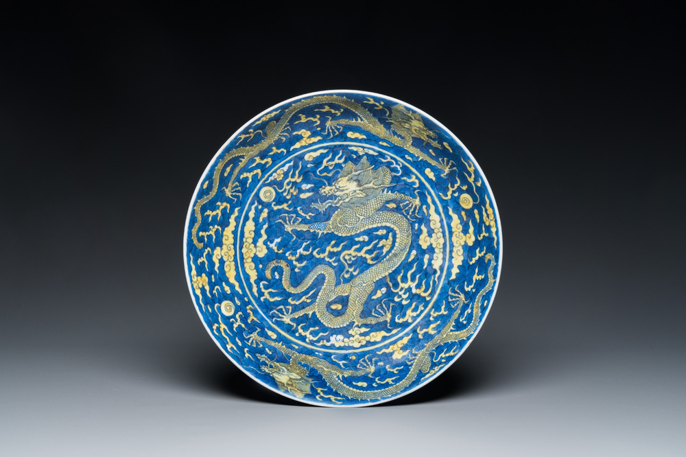 Plat en porcelaine de Chine en bleu et jaune &agrave; d&eacute;cor d'un dragon, marque et &eacute;poque de Qianlong