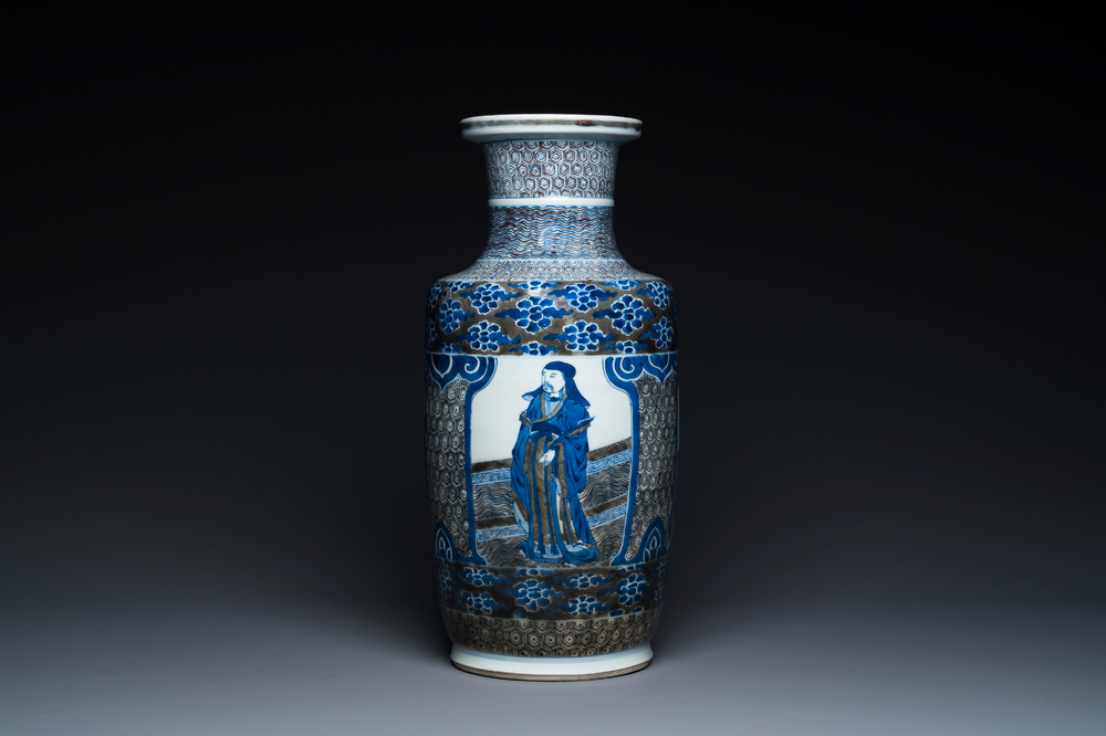 Een Chinese blauw-witte en koperrode rouleau 'Sanxing' vaas, Kangxi
