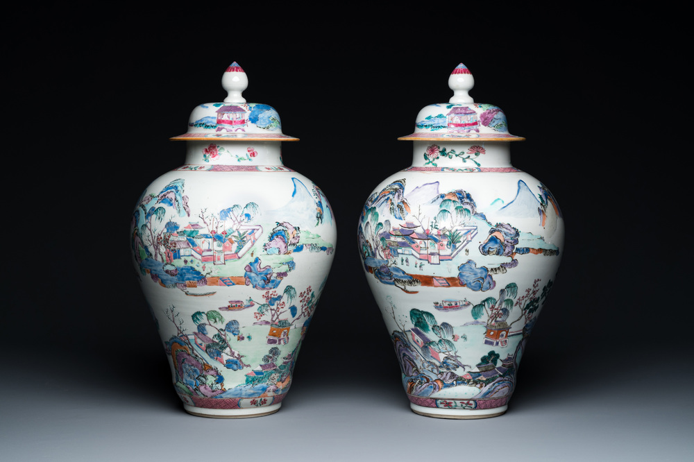Paire de vases couverts en porcelaine de Chine famille rose &agrave; d&eacute;cor de paysages montagneux, Yongzheng