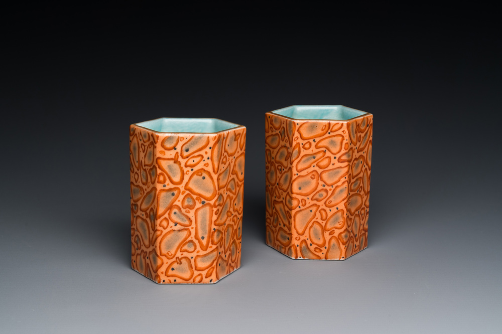 Paire de porte-pinceaux en porcelaine de Chine imitant poudingue, marque de Qianlong, 19&egrave;me
