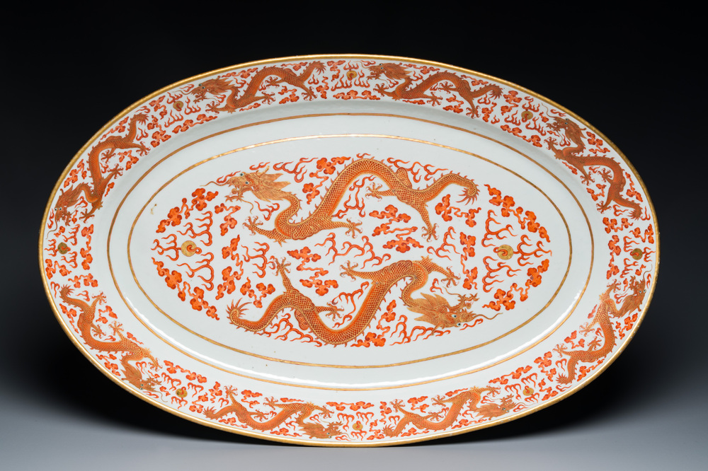Tr&egrave;s grand plat imp&eacute;rial de forme ovale en porcelaine de Chine &agrave; d&eacute;cor de dragons en rouge de fer et dor&eacute;, marque Ji Xiang Ru Yi 吉祥如意, Guangxu