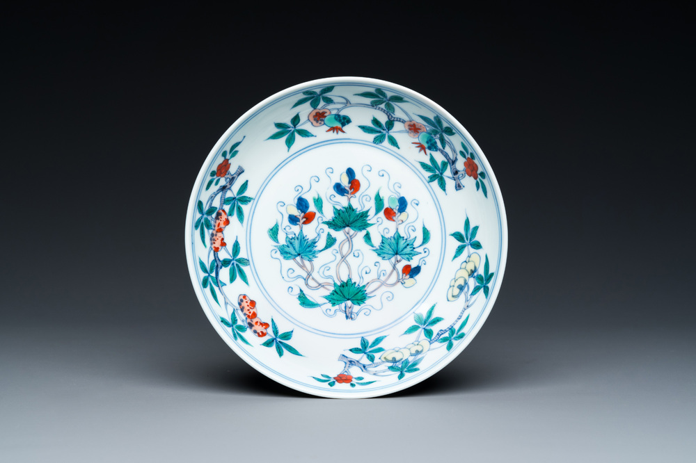 Een Chinees doucai 'sanduo' bord, Chenghua mark, Kangxi