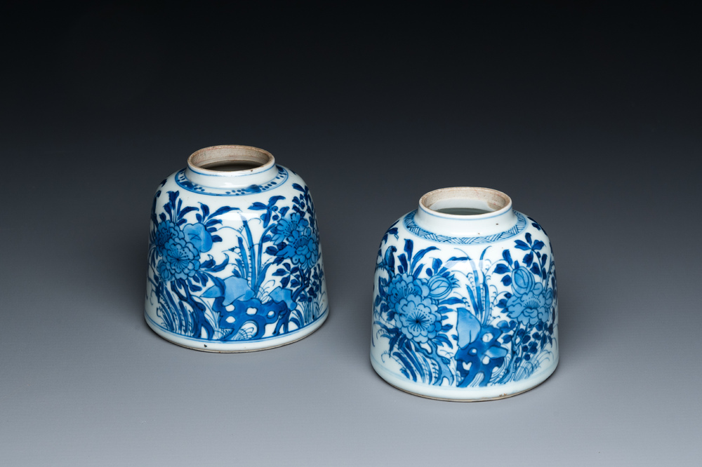 Paire de pots &agrave; eau en forme de cloche en porcelaine de Chine en bleu et blanc, Kangxi
