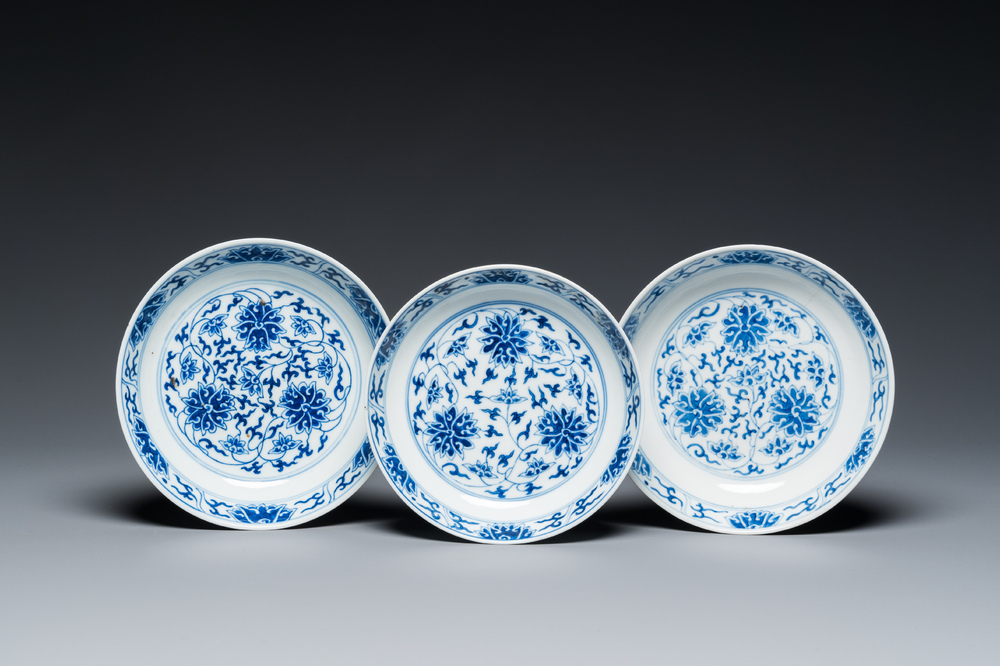 Drie Chinese blauw-witte borden met lotusslingers, Guangxu merk en periode
