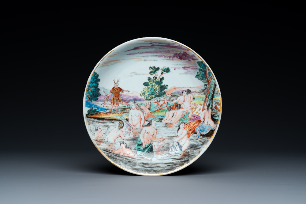 Assiette en porcelaine de Chine coquille d'oeuf &agrave; d&eacute;cor de 'Diane et Act&eacute;on' surd&eacute;cor&eacute;e aux Pays-Bas avec un texte au dos, Yongzheng
