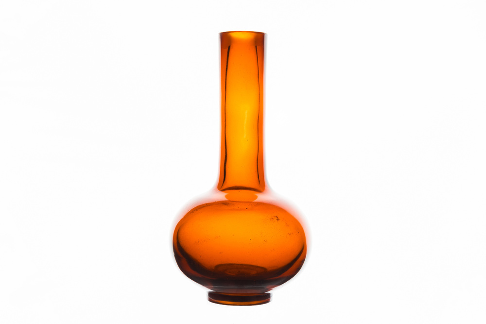 Rare vase de forme bouteille en verre de P&eacute;kin de couleur ambre translucide, Chine, marque et &eacute;poque de Qianlong