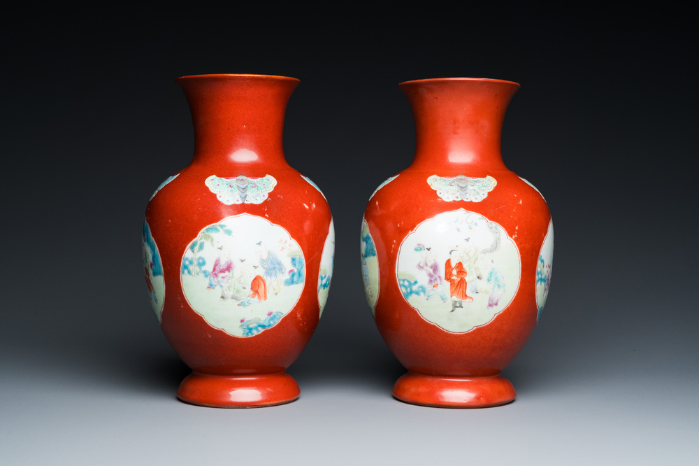 Een paar Chinese famille rose vazen met medaillons met spelende jongens op koraalrode fondkleur, 18/19e eeuw