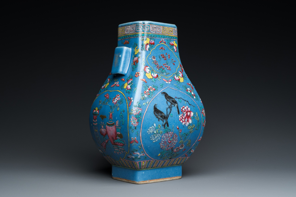 Vase de forme 'fanghu' en porcelaine de Chine famille rose sur fond bleu, marque et &eacute;poque de Guangxu