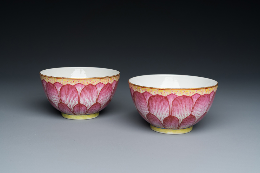 Paire de bols 'lotus' en porcelaine de Chine famille rose, marque et &eacute;poque de Guangxu