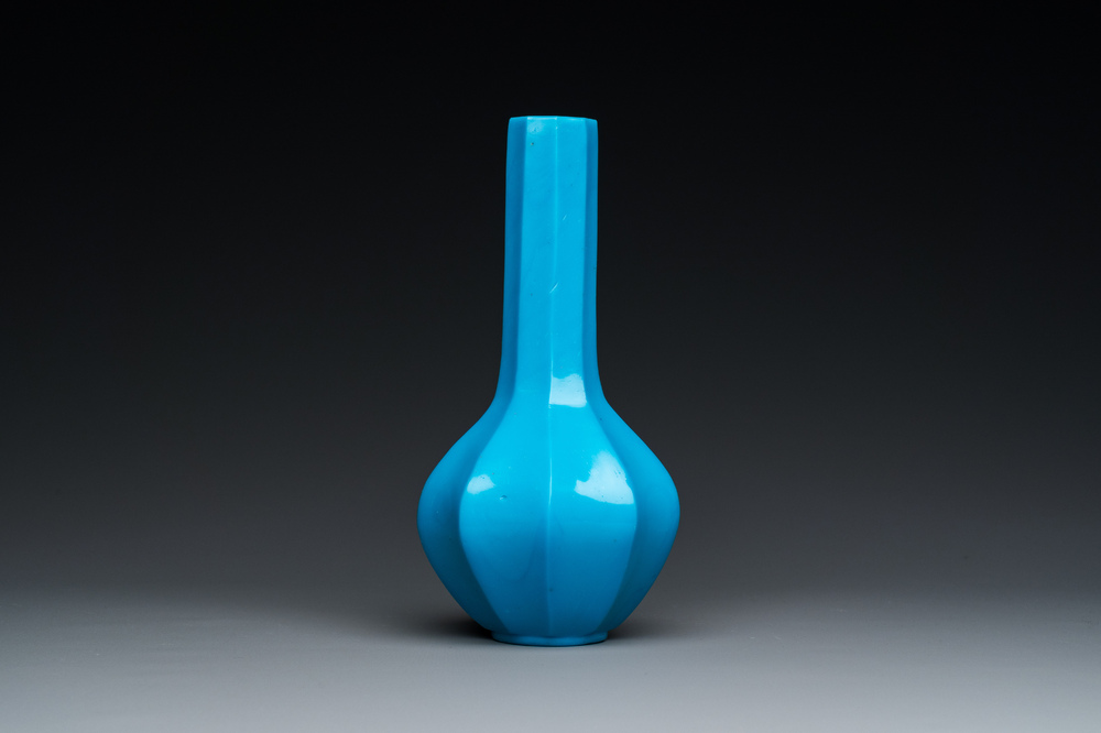 Vase de forme bouteille &agrave; facettes en verre de P&eacute;kin en bleu turquoise, Chine, marque et &eacute;poque de Qianlong