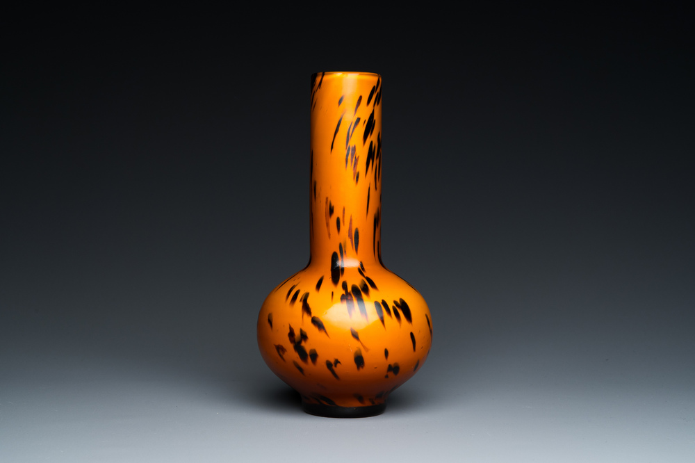 Vase de forme bouteille en verre de P&eacute;kin de couleur ambre tachet&eacute;, Chine, marque et &eacute;poque de Xianfeng