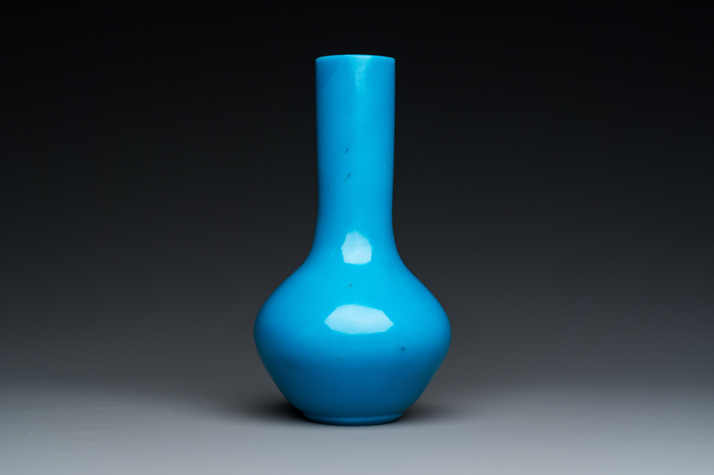 Vase de forme bouteille en verre de P&eacute;kin bleu turquoise, Chine, marque et &eacute;poque de Qianlong