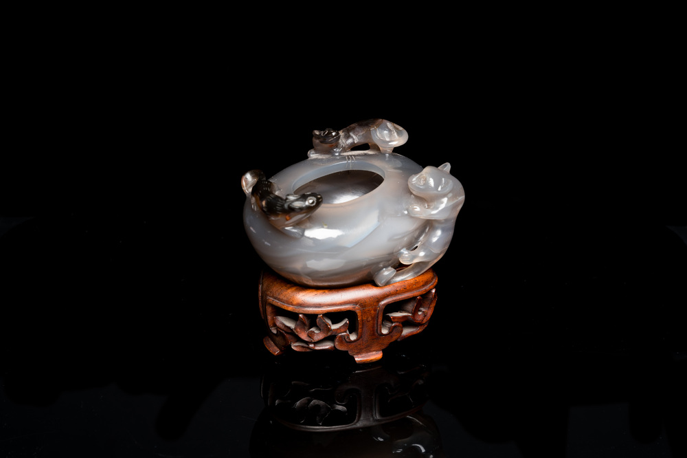Pot &agrave; eau en agate aux lions bouddhistes sur socle en bois sculpt&eacute;, Chine, 19&egrave;me