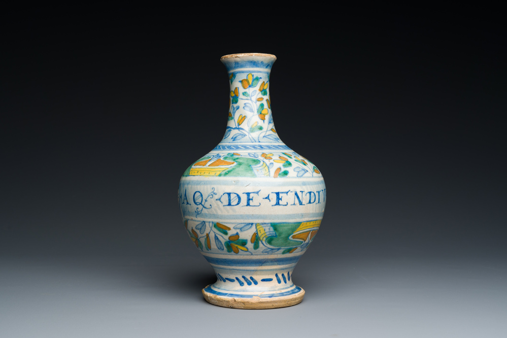 Een zeldzame polychrome Antwerpse majolica apothekersfles met opschrift AQ DE ENDIV, midden 16e eeuw