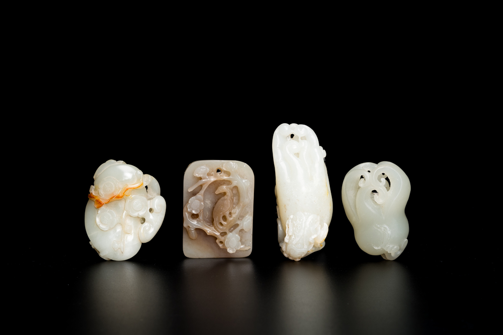 Vier Chinese snijwerken in witte en celadon jade, Qing/Republiek
