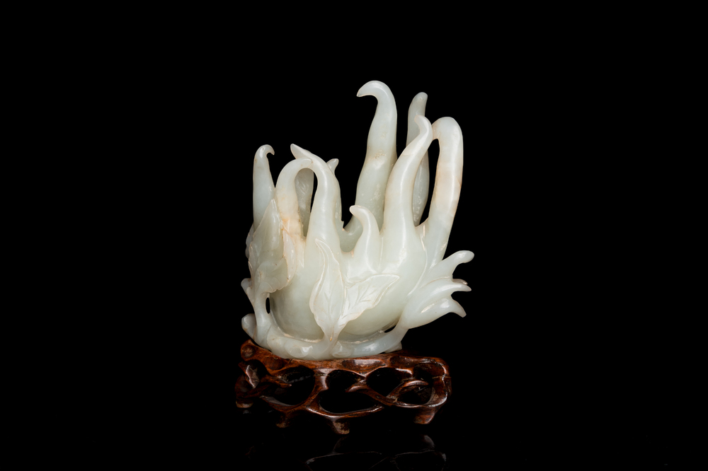 Main de Bouddha en jade blanc sculpt&eacute; sur socle en bois, Chine, Qing