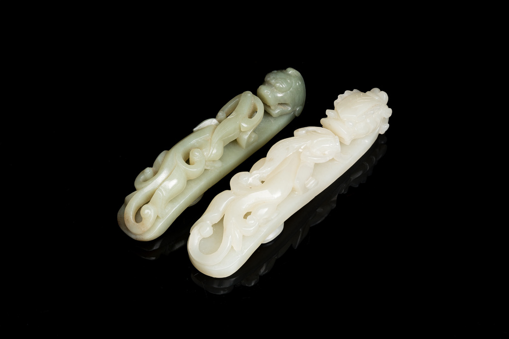 Deux boucles de ceintures sculpt&eacute;es en jade blanc et c&eacute;ladon, Chine, Qing