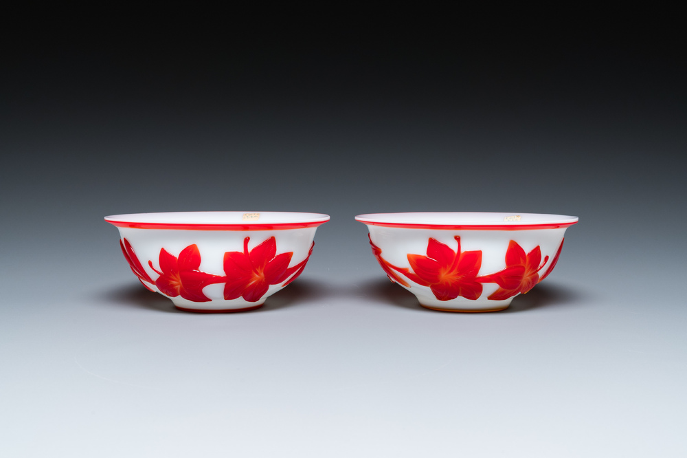Paire de bols en verre overlay de P&eacute;kin en rouge sur blanc &agrave; d&eacute;cor floral, Chine, 19&egrave;me