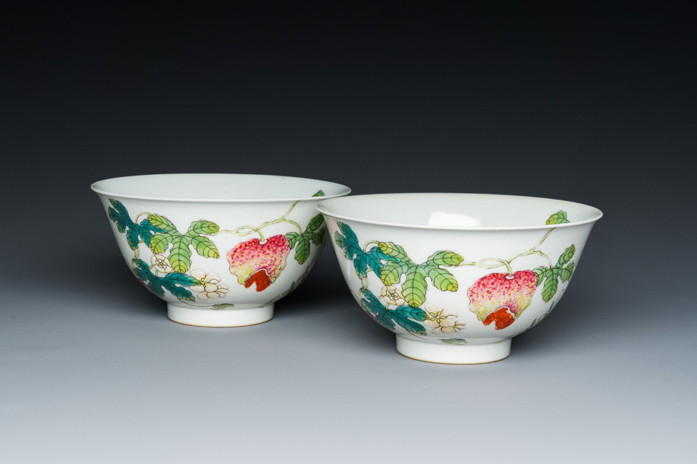 Paire de bols en porcelaine de Chine famille rose &agrave; d&eacute;cor de poires de baumier, marque et &eacute;poque de Daoguang