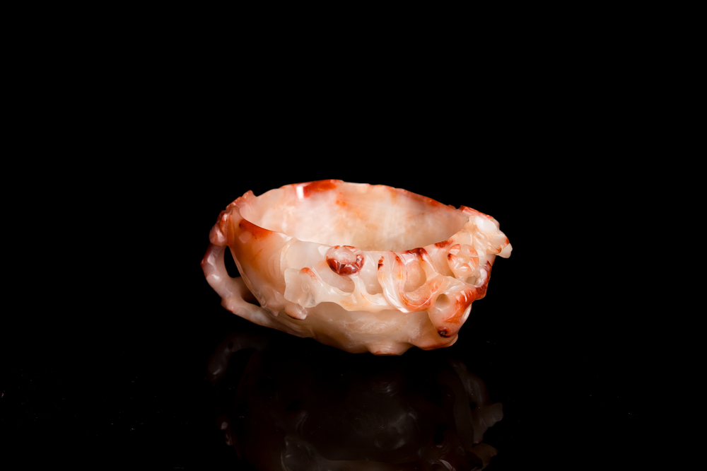Lave-pinceaux en agate rose sculpt&eacute;e figurant un chilong, Chine, Qing