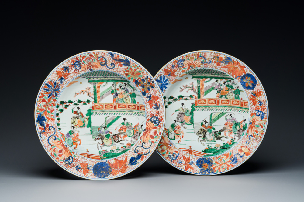 Paire de plats en porcelaine de Chine famille verte &agrave; d&eacute;cor de l'Emp&eacute;reur Yang, Kangxi