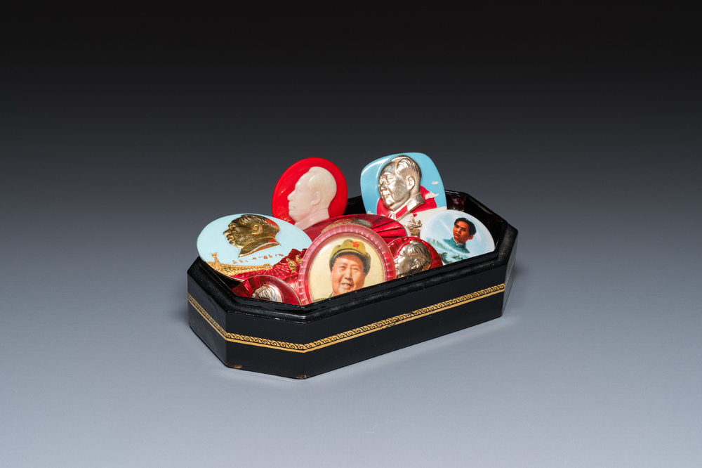 44 badges de portrait de Mao, dont un en porcelaine, R&eacute;volution Culturelle