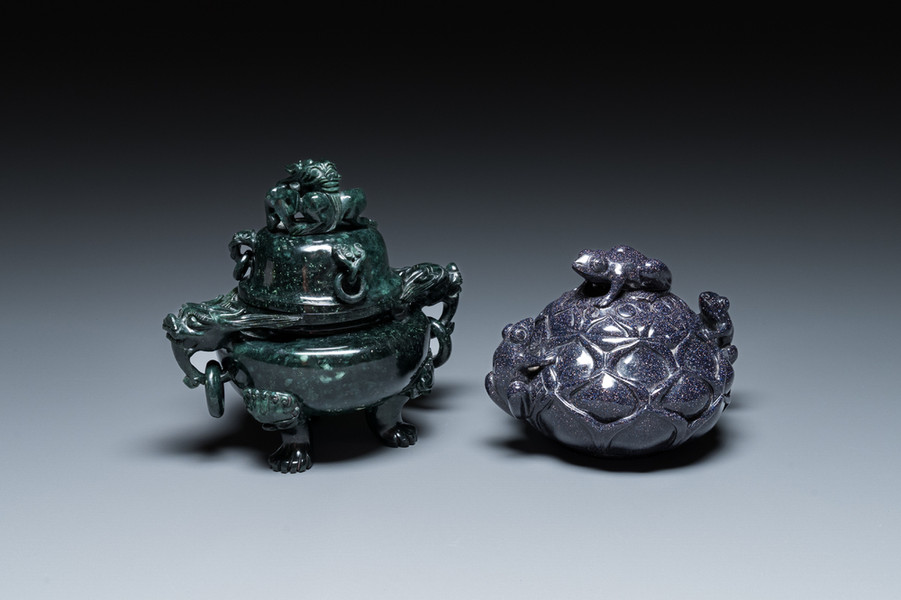 Twee Chinese wierookbranders met deksels in groene en blauwe goudsteen, 19/20e eeuw