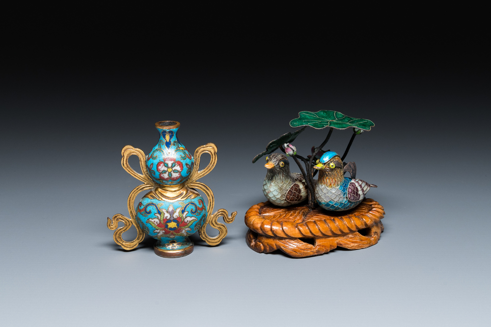 Een Chinese cloisonn&eacute; kalebasvaas en een groep met twee eenden in email en zilver, 19/20e eeuw