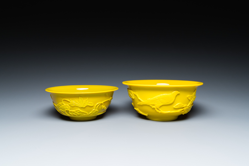 Twee Chinese kommen met reli&euml;fdecor in geel Peking glas, 19/20e eeuw