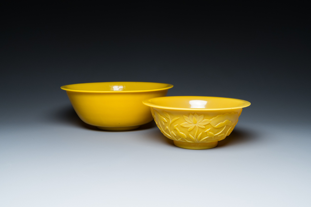 Deux grands bols en verre jaune de P&eacute;kin, Chine, 19/20&egrave;me